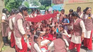 Misconduct at Bhopal Girls' School Students Protest, 15 Faint; Allegations of Forced Cleaning and Grass Cutting