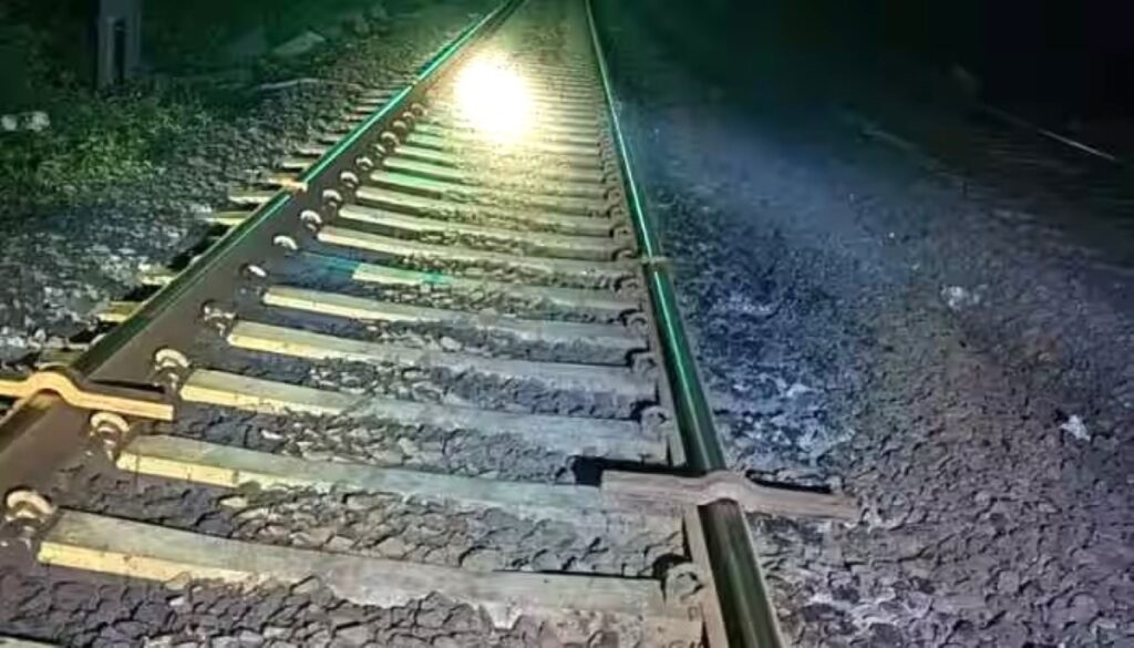 Sabotage Attempt Foiled: Fish Plates Removed, Bolts Loosened on Railway Track in Surat
